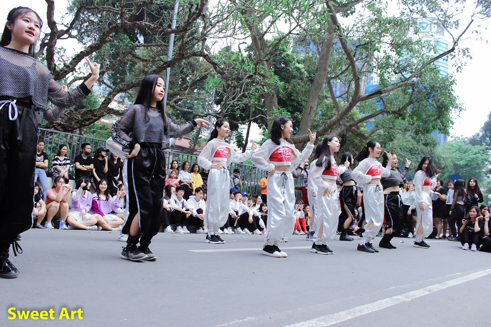 Lần đầu tổ chức offline Cover Kpop tại phố đi bộ, Sweet Art gây ấn tượng mạnh với các học viên - Ảnh 3.