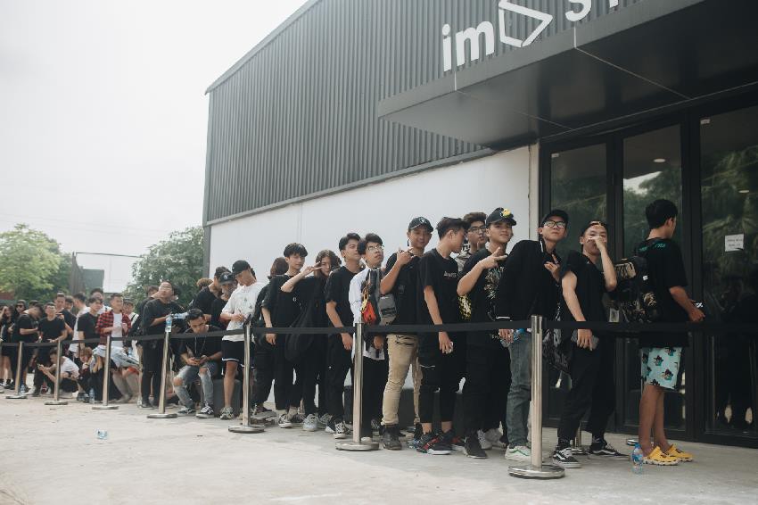 Nóng hơn thời tiết mùa hè, sự kiện ra mắt BST Raider từ Hanoi Riot gây tiếng vang trong giới local brand Việt Nam - Ảnh 1. Nóng hơn thời tiết mùa hè, sự kiện ra mắt BST Raider từ Hanoi Riot gây tiếng vang trong giới local brand Việt Nam - Ảnh 1.