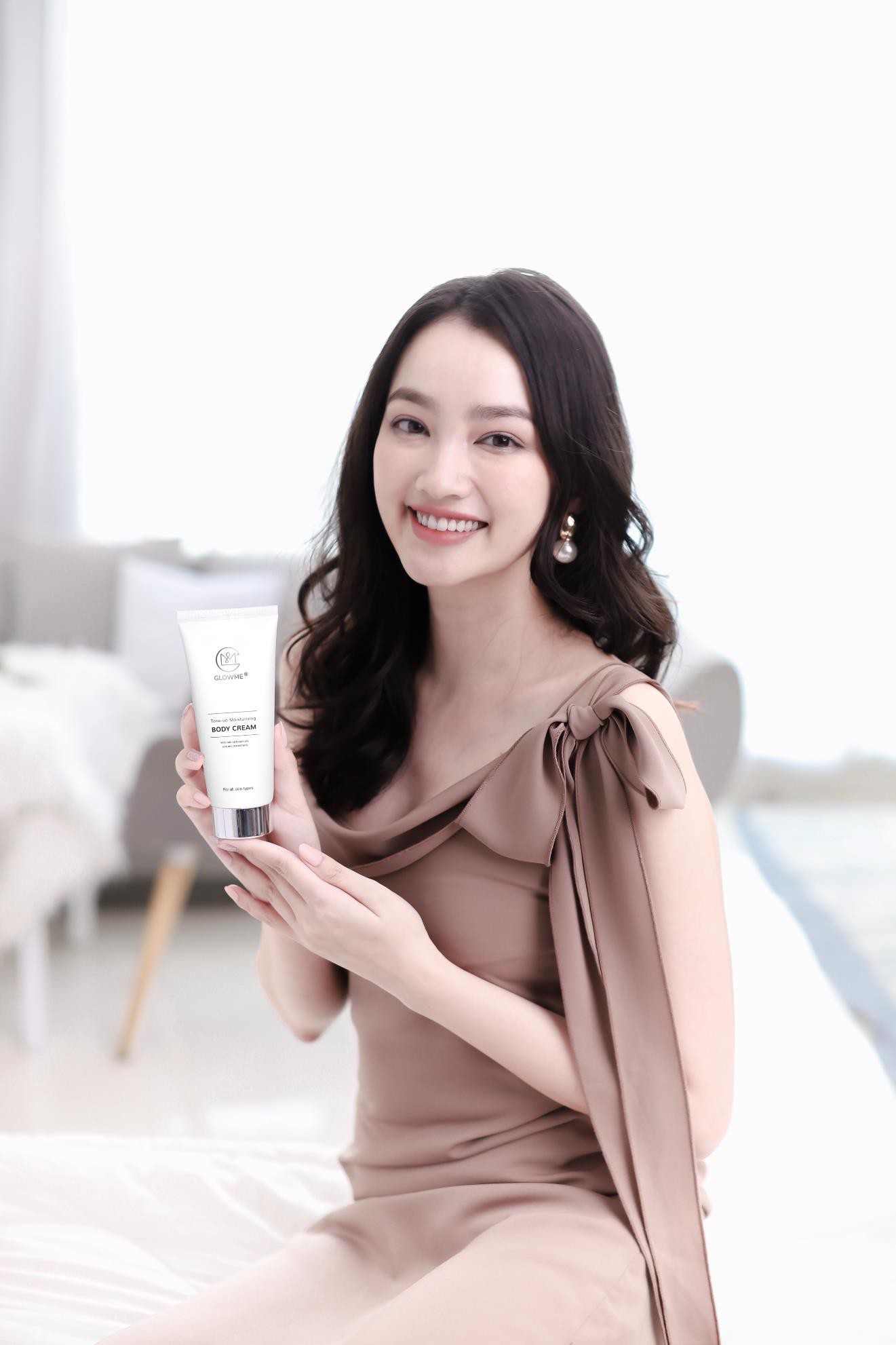 Trúc Diễm, Sĩ Thanh, Trương Mỹ Nhân và lời giải giúp giữ cho làn da luôn trắng khỏe - Ảnh 3. Trúc Diễm, Sĩ Thanh, Trương Mỹ Nhân và lời giải giúp giữ cho làn da luôn trắng khỏe - Ảnh 3.