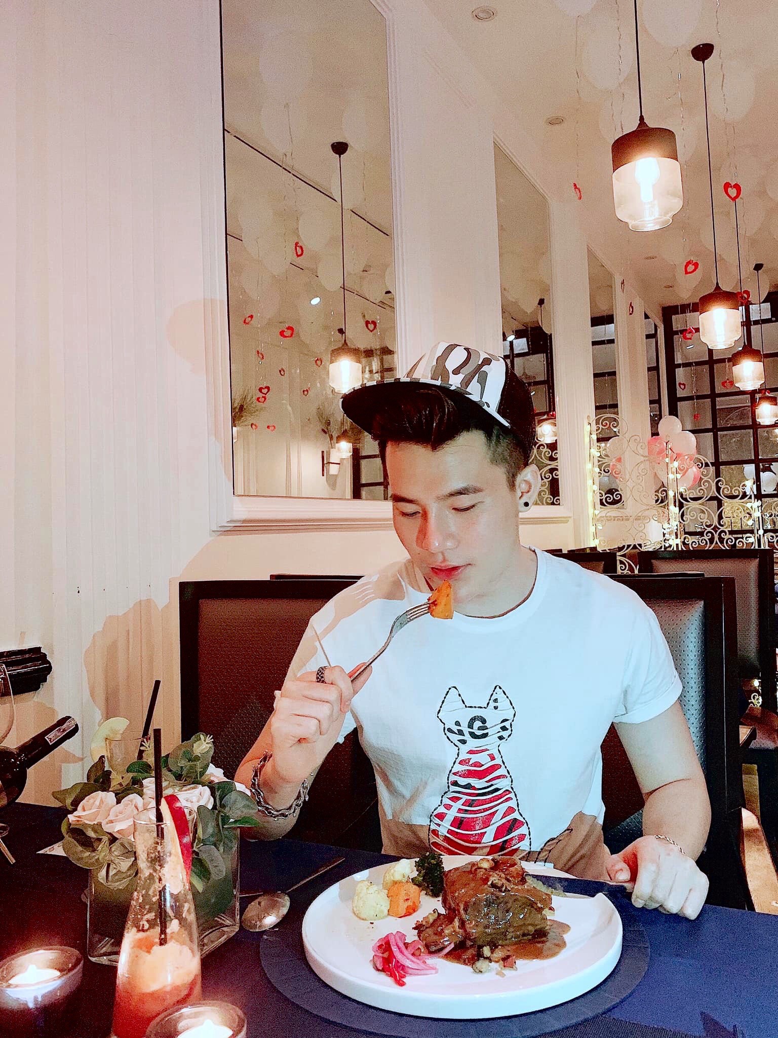 Nhà hàng mang không gian châu Âu tĩnh lặng giữa lòng Sài Gòn “hớp hồn” giới trẻ vì nhìn đâu cũng ra góc sống ảo - Ảnh 6. Nhà hàng mang không gian châu Âu tĩnh lặng giữa lòng Sài Gòn “hớp hồn” giới trẻ vì nhìn đâu cũng ra góc sống ảo - Ảnh 6.