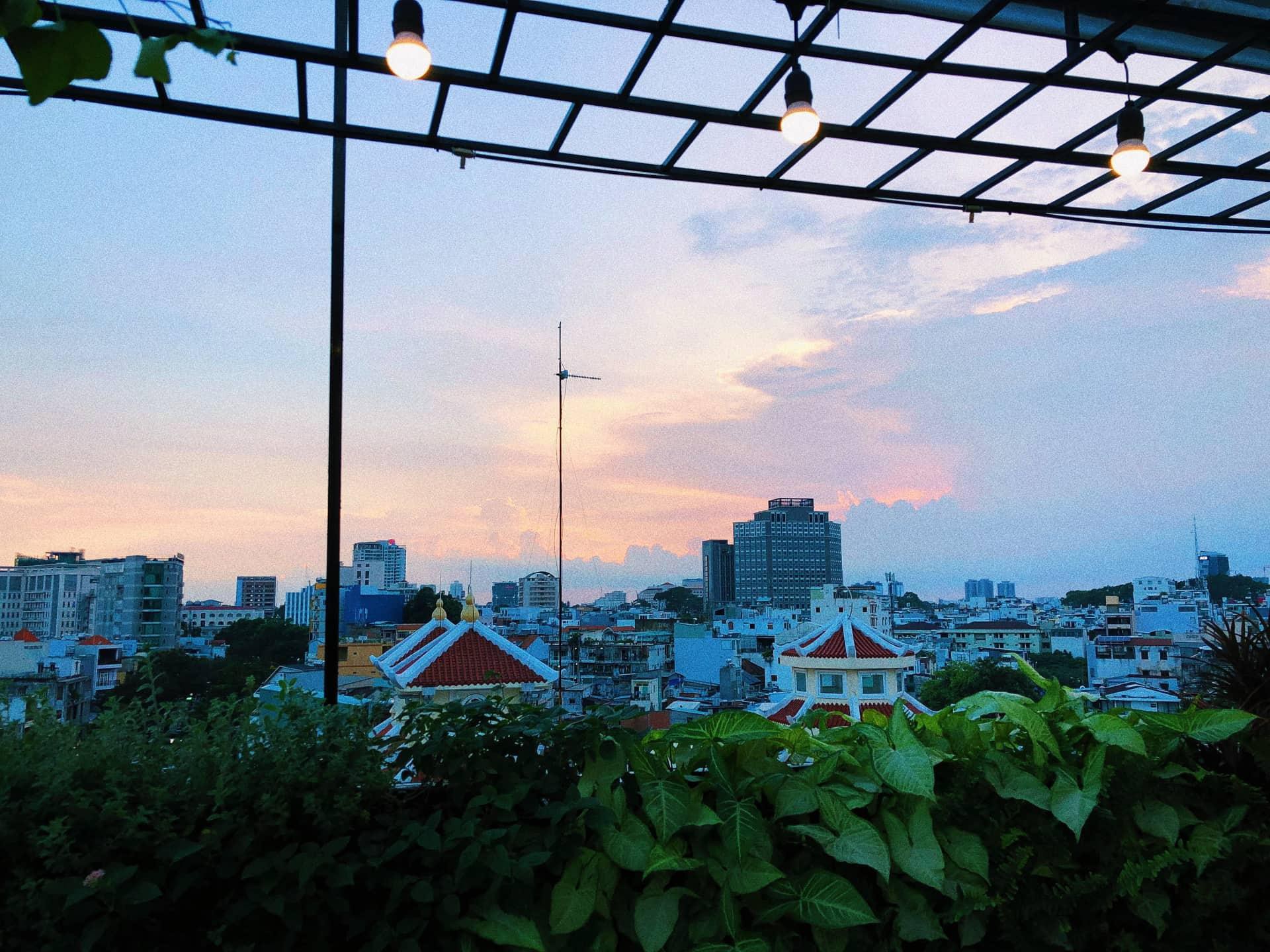 Cả thế giới thu bé lại vừa bằng một quán cà phê rooftop ngay giữa trung tâm Sài Gòn - Ảnh 4.