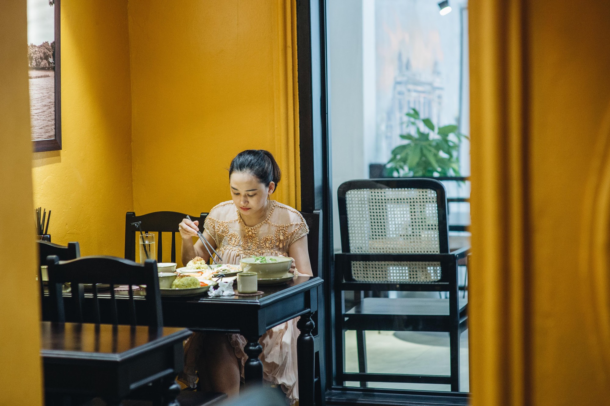 Ngược dòng thời gian cùng Phở Cội: Tìm phong vị phở giữa không gian nhà hàng ấm áp, gợi nét đẹp xưa Hà Nội - Ảnh 2. Ngược dòng thời gian cùng Phở Cội: Tìm phong vị phở giữa không gian nhà hàng ấm áp, gợi nét đẹp xưa Hà Nội - Ảnh 2.