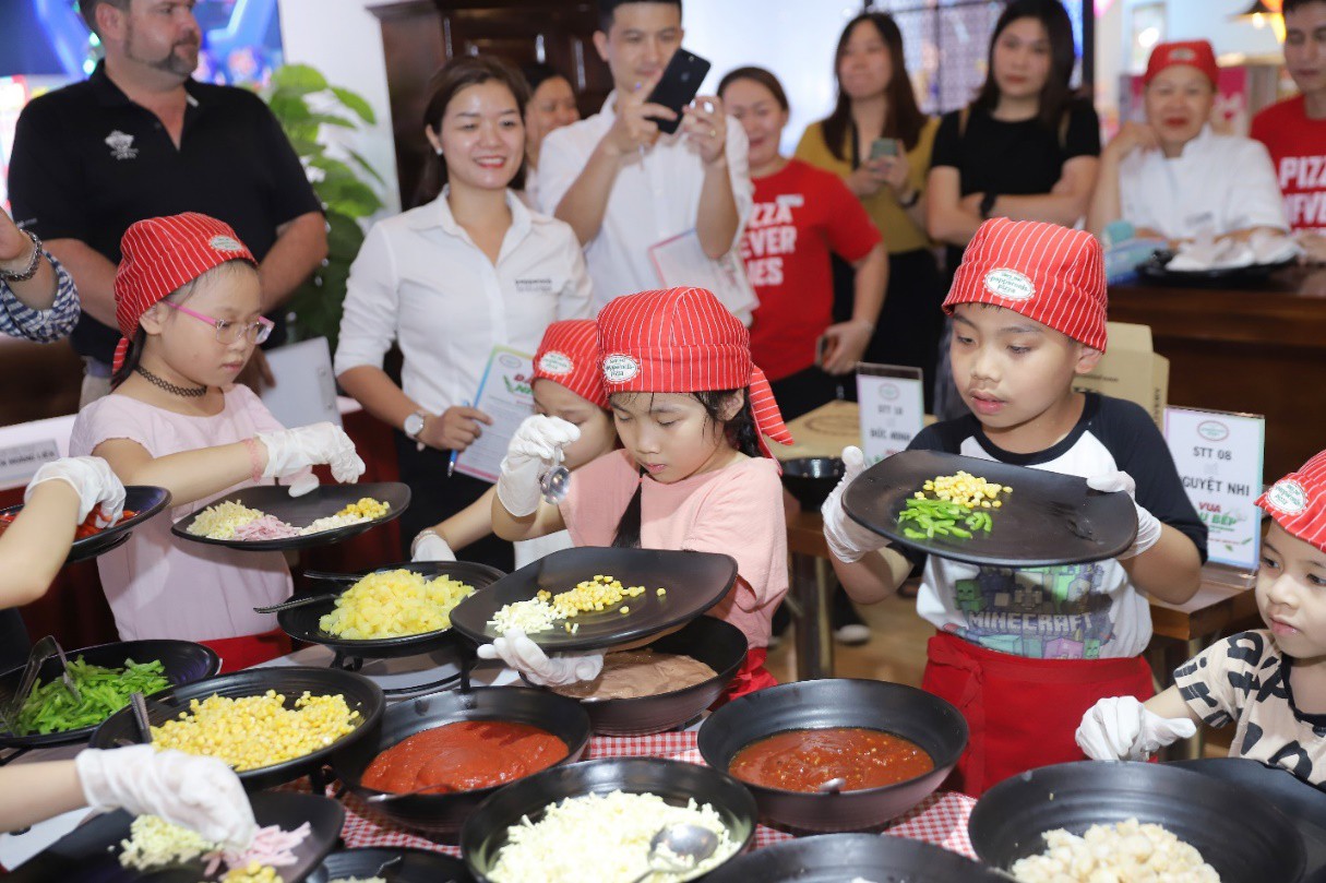 Thiên tài tí hon Minh Anh trở thành đầu bếp Pizza trong cuộc thi vua đầu bếp nhí Pepperonis 2019 - Ảnh 4. Thiên tài tí hon Minh Anh trở thành đầu bếp Pizza trong cuộc thi vua đầu bếp nhí Pepperonis 2019 - Ảnh 4.