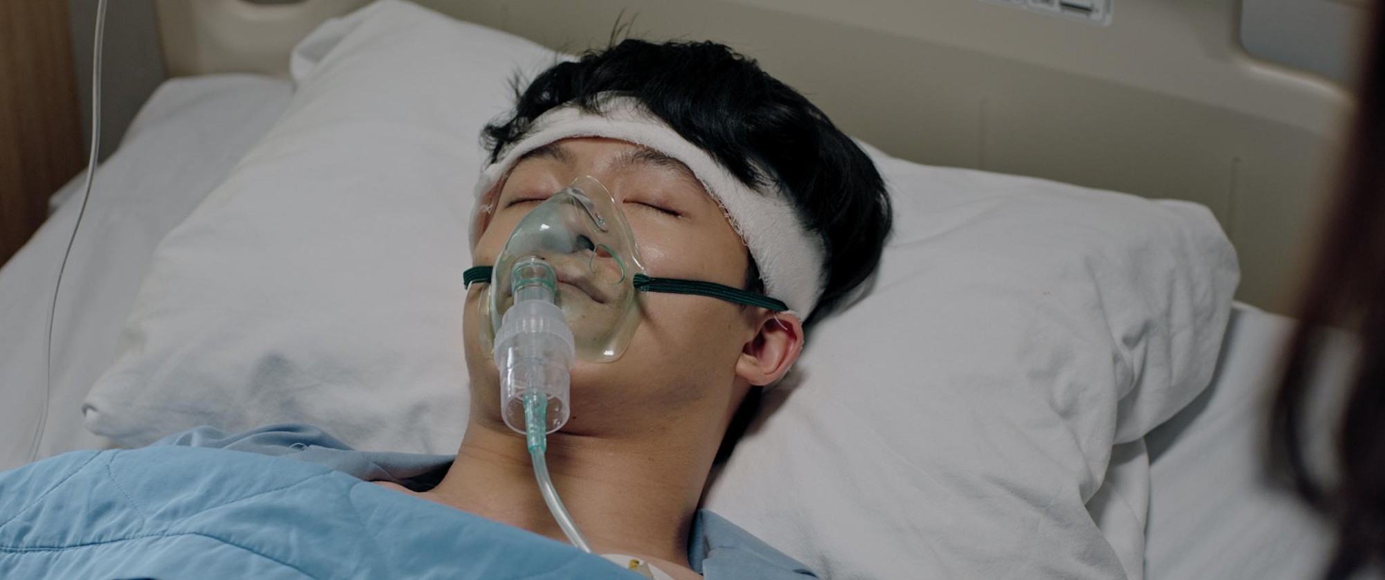 Harry Lu gây xúc động với vai diễn trở lại màn ảnh rộng sau tai nạn giao thông nghiêm trọng - Ảnh 3. Harry Lu gây xúc động với vai diễn trở lại màn ảnh rộng sau tai nạn giao thông nghiêm trọng - Ảnh 3.