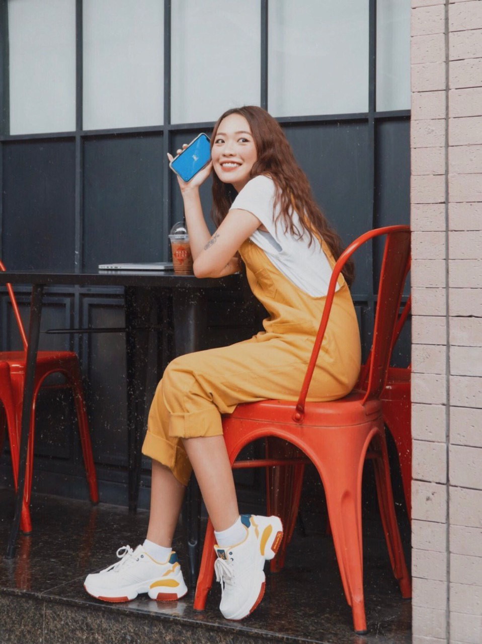 Mẫu giày “cân tất” mọi khung hình OOTD giữa trời hè rực rỡ - Ảnh 1. Mẫu giày “cân tất” mọi khung hình OOTD giữa trời hè rực rỡ - Ảnh 1.