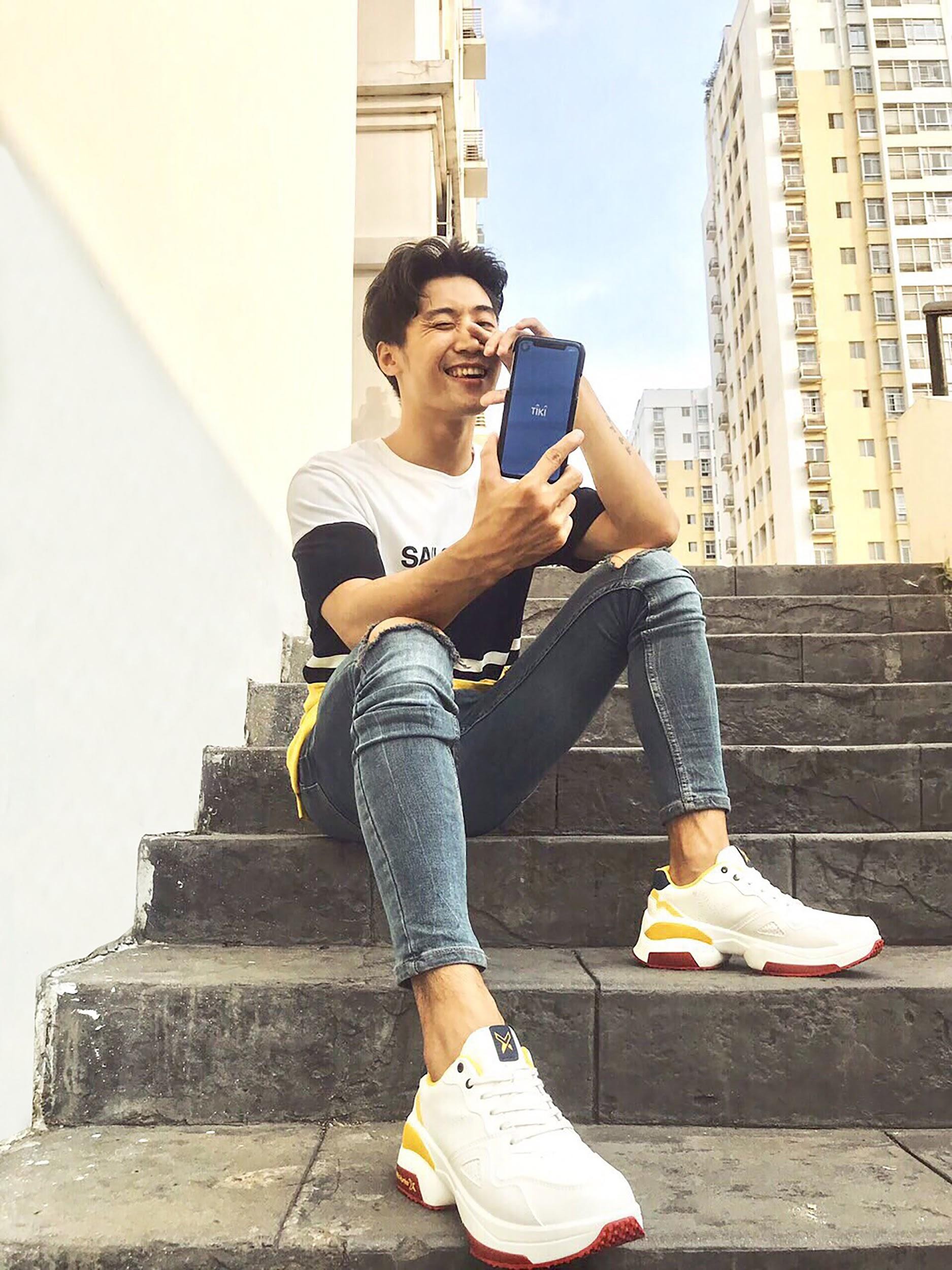 Mẫu giày “cân tất” mọi khung hình OOTD giữa trời hè rực rỡ - Ảnh 3. Mẫu giày “cân tất” mọi khung hình OOTD giữa trời hè rực rỡ - Ảnh 3.