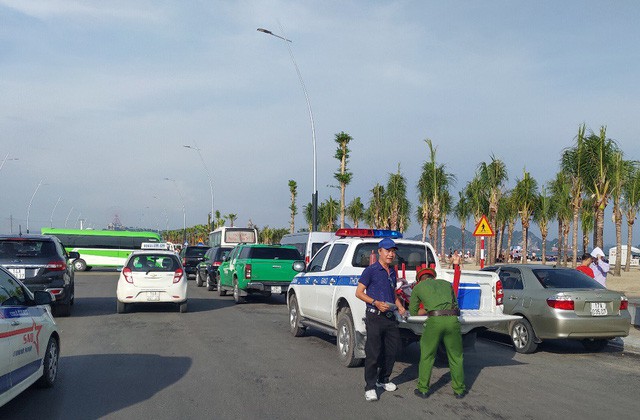 Hạ Long: Khi tuyến đường ven biển đẹp nhất miền Bắc thành… bãi đỗ xe - Ảnh 3. Hạ Long: Khi tuyến đường ven biển đẹp nhất miền Bắc thành… bãi đỗ xe - Ảnh 3.