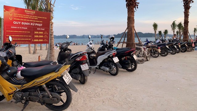 Hạ Long: Khi tuyến đường ven biển đẹp nhất miền Bắc thành… bãi đỗ xe - Ảnh 4. Hạ Long: Khi tuyến đường ven biển đẹp nhất miền Bắc thành… bãi đỗ xe - Ảnh 4.