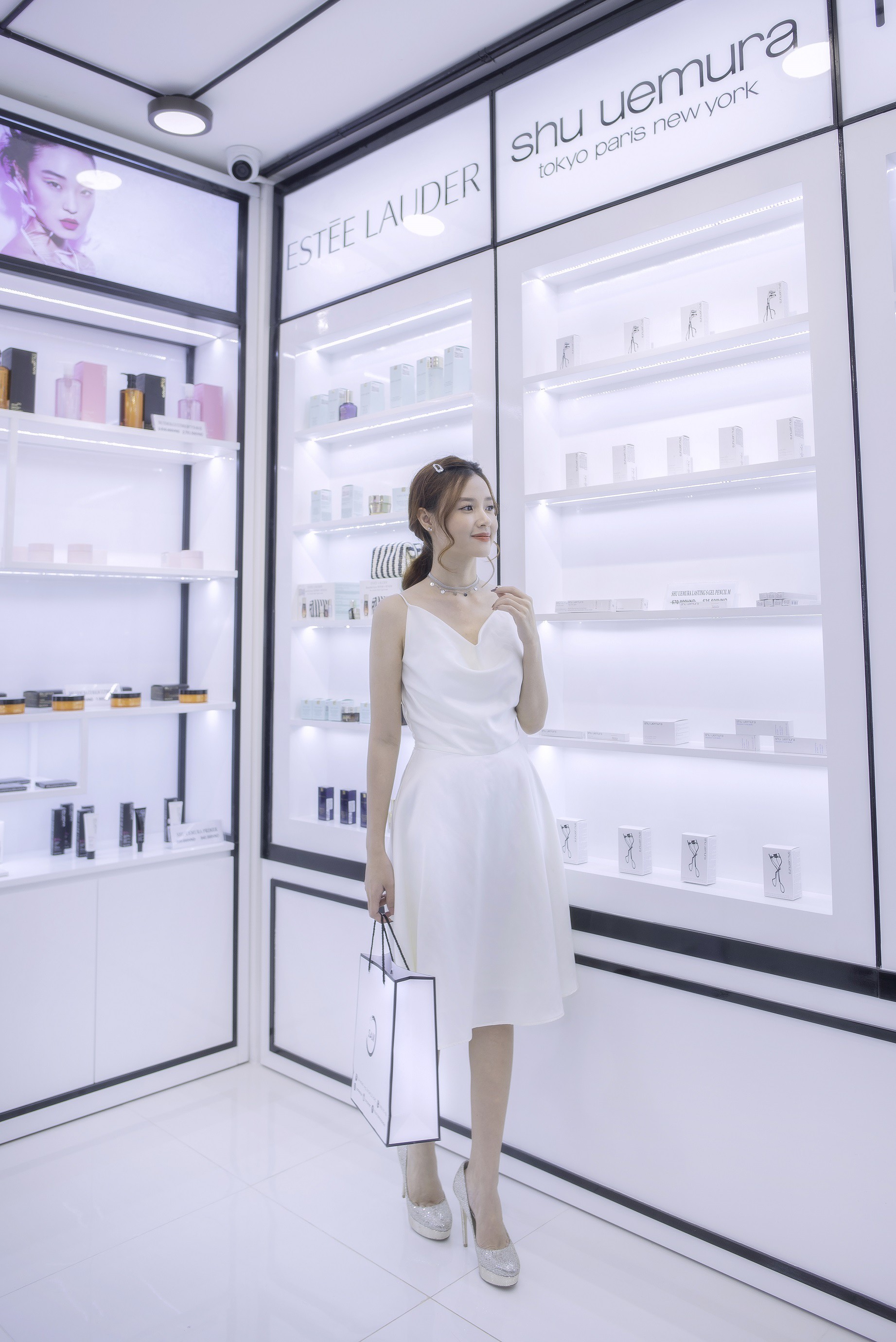 Theo chân Midu, Suni khám phá thiên đường mỹ phẩm, nước hoa SAM beauty - Ảnh 4. Theo chân Midu, Suni khám phá thiên đường mỹ phẩm, nước hoa SAM beauty - Ảnh 4.