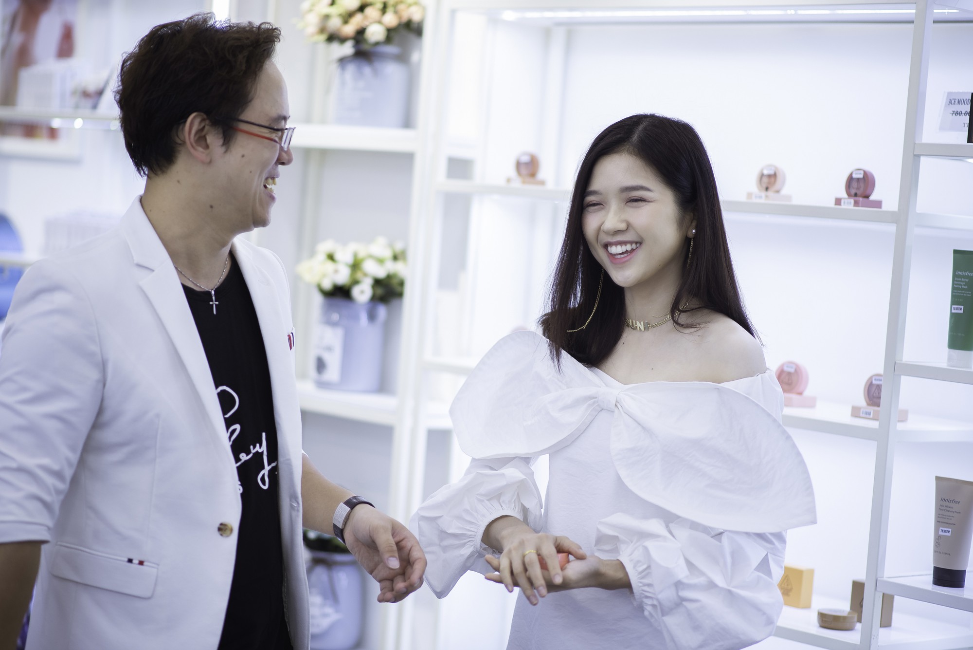 Theo chân Midu, Suni khám phá thiên đường mỹ phẩm, nước hoa SAM beauty - Ảnh 7. Theo chân Midu, Suni khám phá thiên đường mỹ phẩm, nước hoa SAM beauty - Ảnh 7.