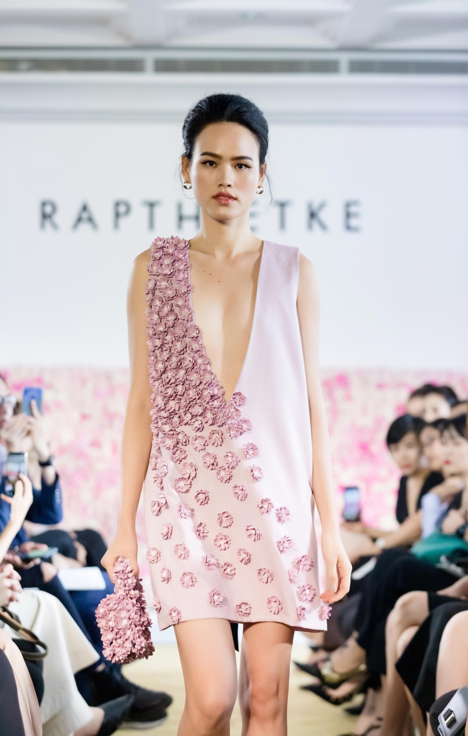 Linh Nga, Tuyết Lan trở thành vedette ra mắt bộ sưu tập “The First Dress” - Ảnh 4.