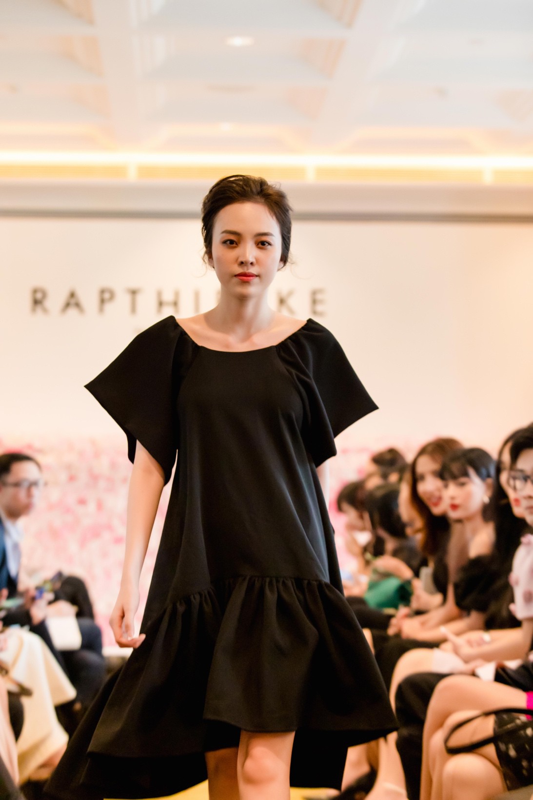 Linh Nga, Tuyết Lan trở thành vedette ra mắt bộ sưu tập “The First Dress” - Ảnh 7.