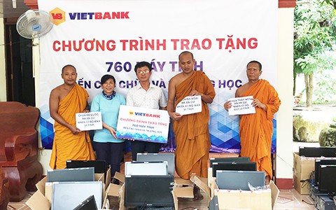 Vietbank tặng 760 máy tính cho các chùa và trường học - Ảnh 1.