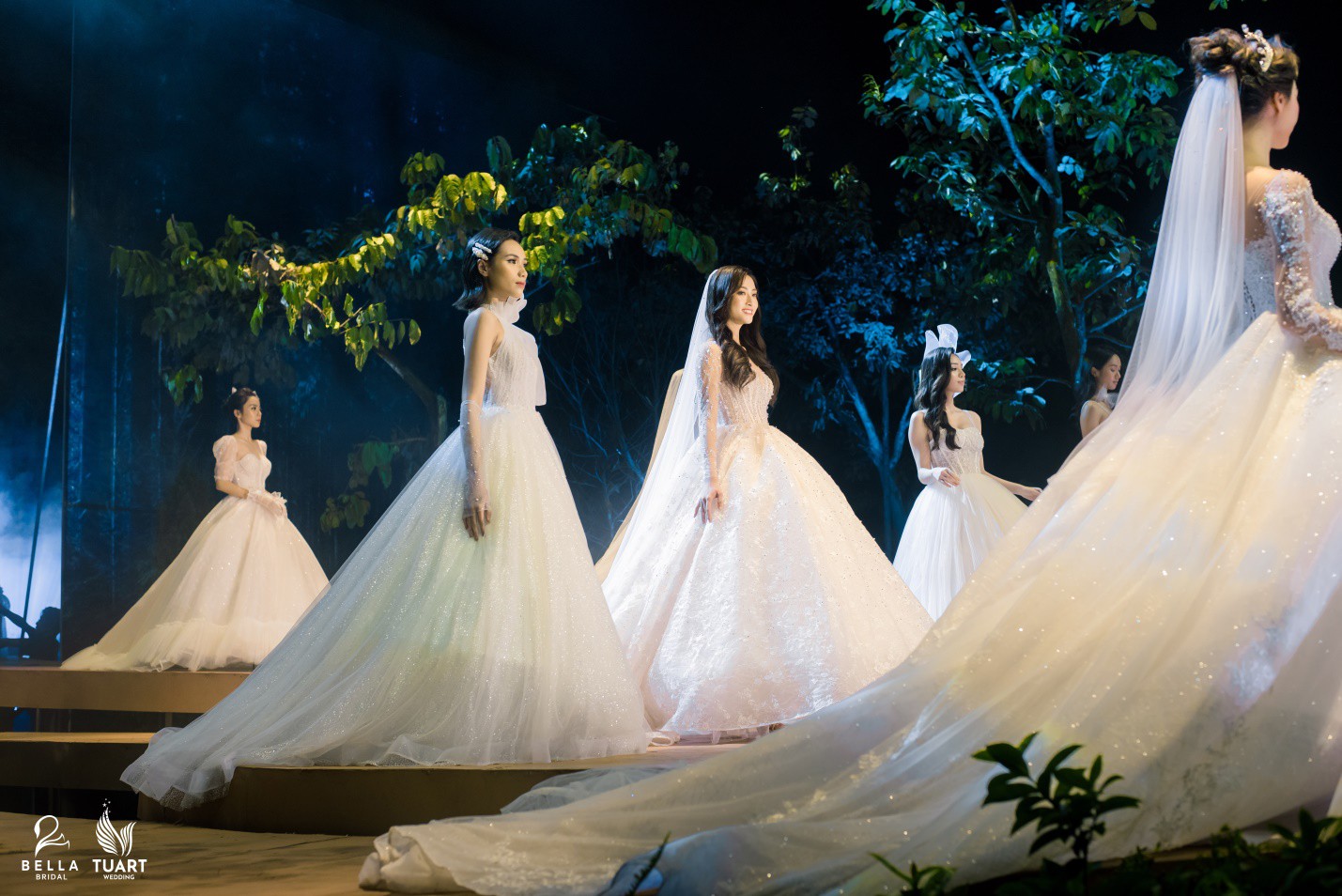 Hoa hậu Thế giới Việt Nam 2019 Lương Thùy Linh kiều diễm trong chiếc váy cưới đính hơn 17 ngàn viên pha lê - Ảnh 10. Hoa hậu Thế giới Việt Nam 2019 Lương Thùy Linh kiều diễm trong chiếc váy cưới đính hơn 17 ngàn viên pha lê - Ảnh 10.