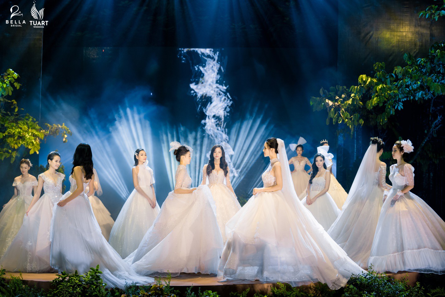 Hoa hậu Thế giới Việt Nam 2019 Lương Thùy Linh kiều diễm trong chiếc váy cưới đính hơn 17 ngàn viên pha lê - Ảnh 11. Hoa hậu Thế giới Việt Nam 2019 Lương Thùy Linh kiều diễm trong chiếc váy cưới đính hơn 17 ngàn viên pha lê - Ảnh 11.