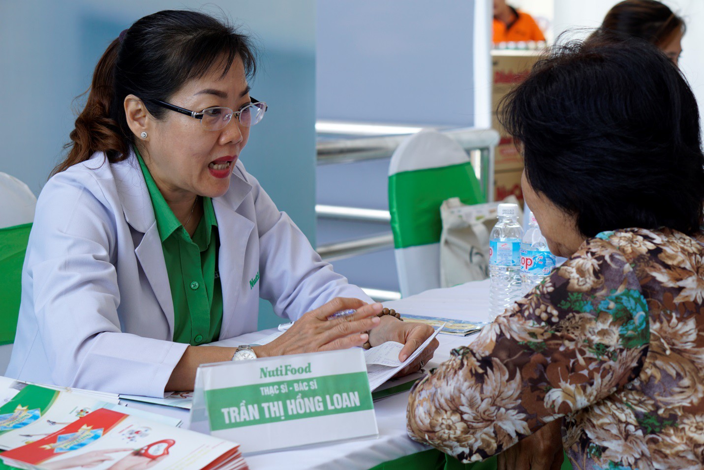 Lắng nghe chuyên gia dinh dưỡng tư vấn sức khỏe tại ngày hội người cao tuổi - Ảnh 1. Lắng nghe chuyên gia dinh dưỡng tư vấn sức khỏe tại ngày hội người cao tuổi - Ảnh 1.