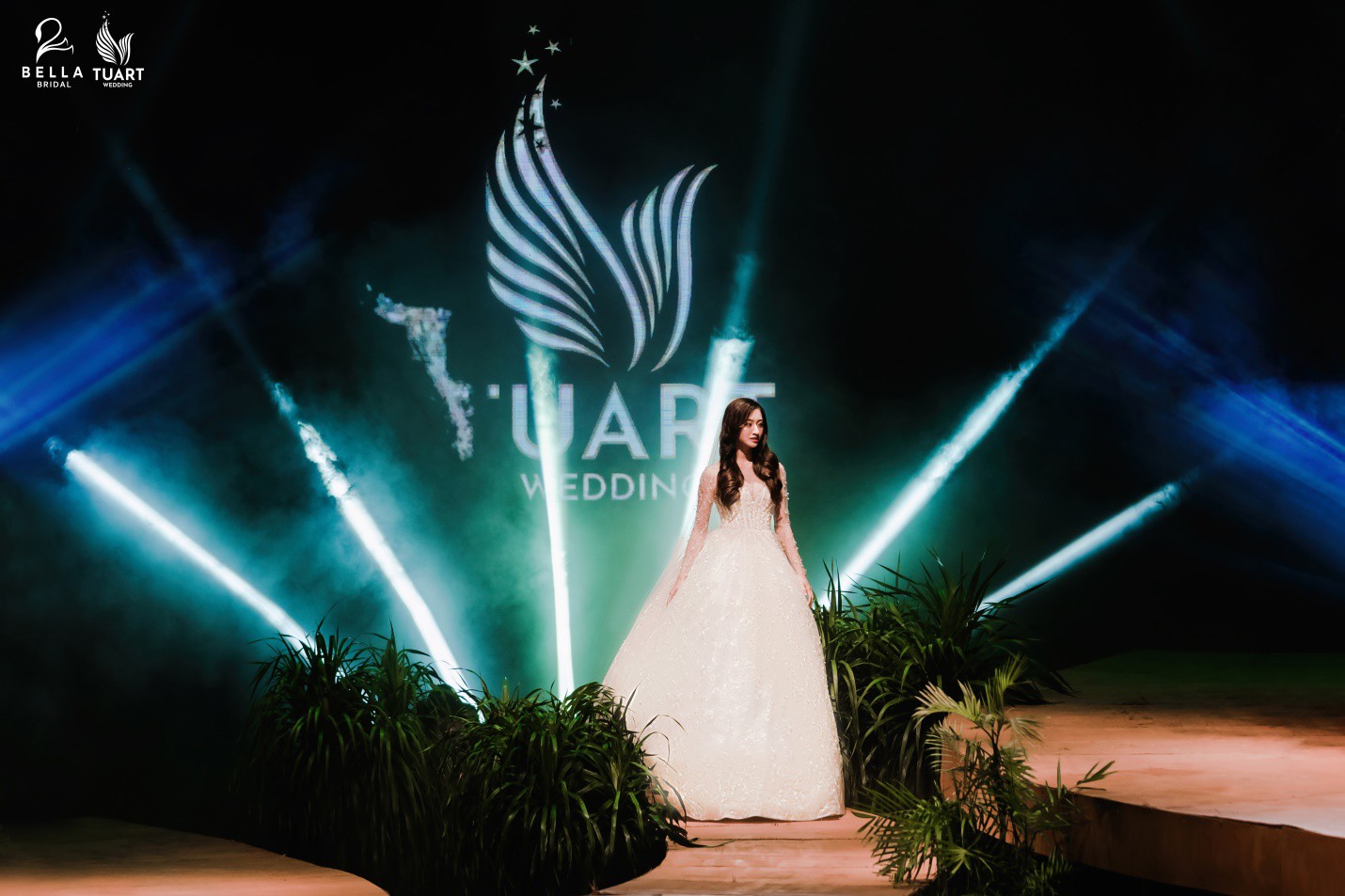 Hoa hậu Thế giới Việt Nam 2019 Lương Thùy Linh kiều diễm trong chiếc váy cưới đính hơn 17 ngàn viên pha lê - Ảnh 6. Hoa hậu Thế giới Việt Nam 2019 Lương Thùy Linh kiều diễm trong chiếc váy cưới đính hơn 17 ngàn viên pha lê - Ảnh 6.