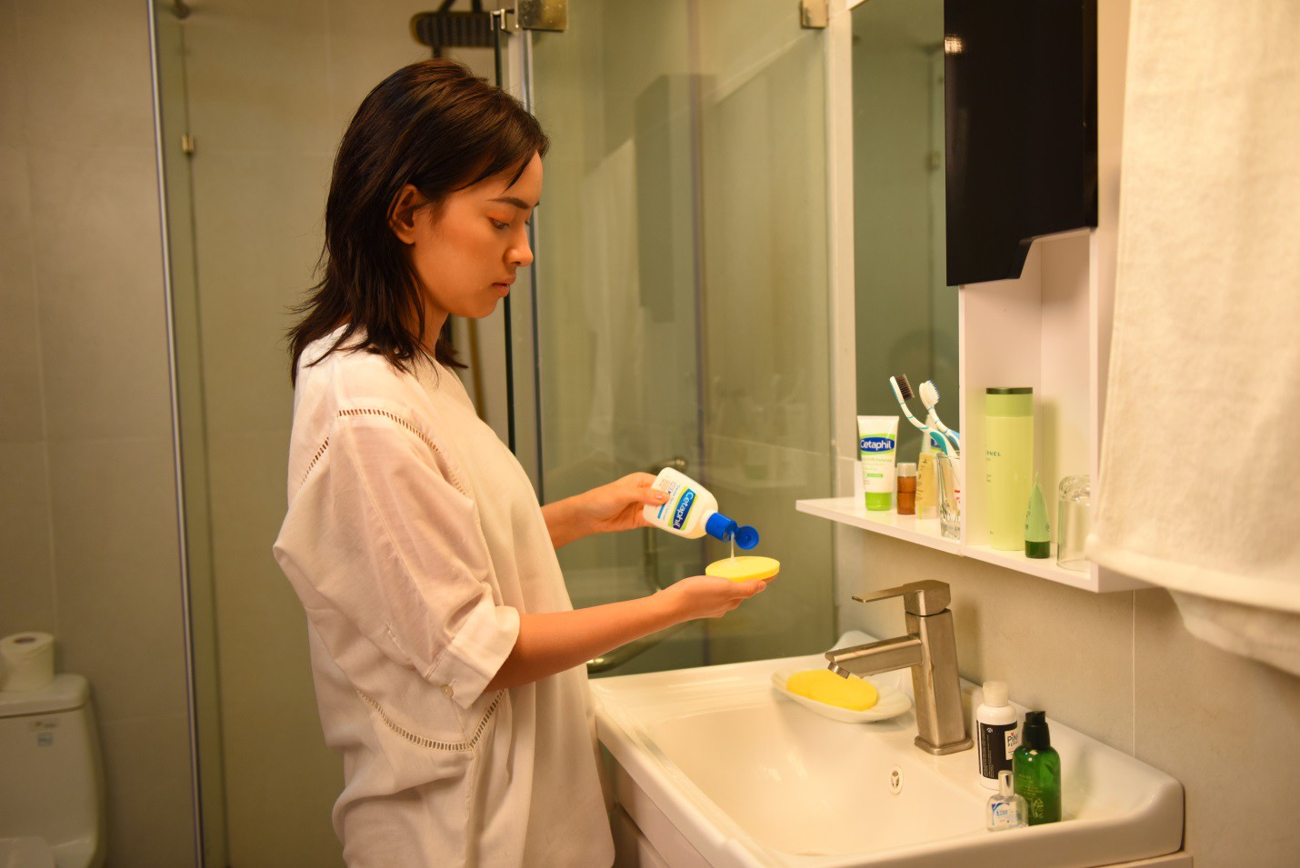 Tròn mắt với kỹ năng làm bánh cuốn của Khả Ngân, Châu Bùi trong show thực tế City Girls - Ảnh 1. Tròn mắt với kỹ năng làm bánh cuốn của Khả Ngân, Châu Bùi trong show thực tế City Girls - Ảnh 1.