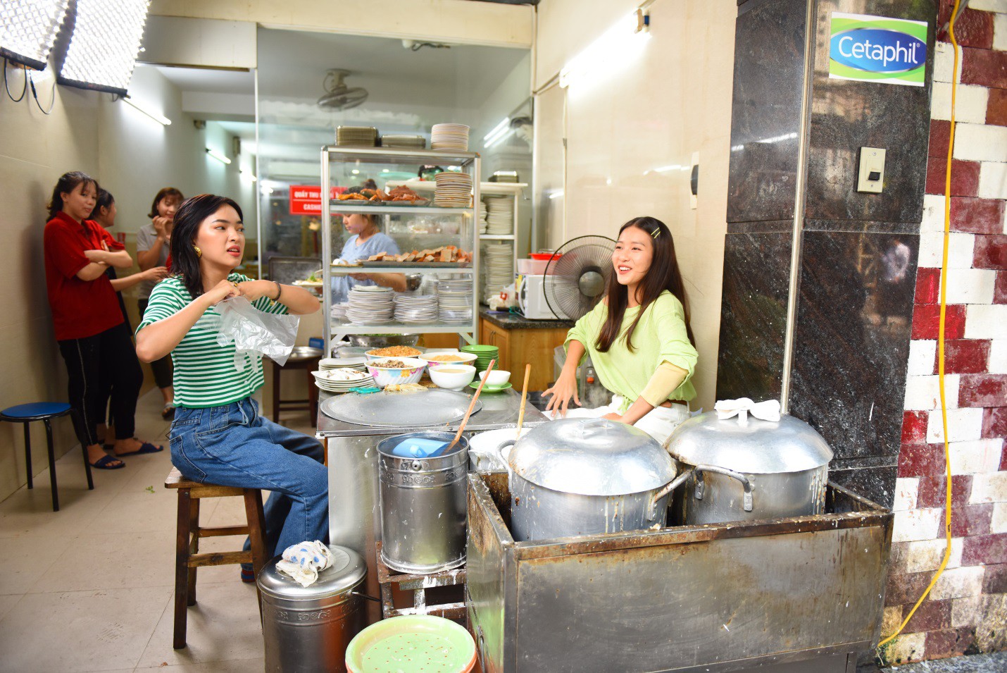 Tròn mắt với kỹ năng làm bánh cuốn của Khả Ngân, Châu Bùi trong show thực tế City Girls - Ảnh 3. Tròn mắt với kỹ năng làm bánh cuốn của Khả Ngân, Châu Bùi trong show thực tế City Girls - Ảnh 3.