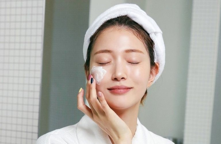Câu hỏi đau đầu của mọi cô gái: Làm sao chỉ makeup sương sương mà vẫn đẹp không tì vết? Câu trả lời chính là… - Ảnh 2. Câu hỏi đau đầu của mọi cô gái: Làm sao chỉ makeup sương sương mà vẫn đẹp không tì vết? Câu trả lời chính là… - Ảnh 2.