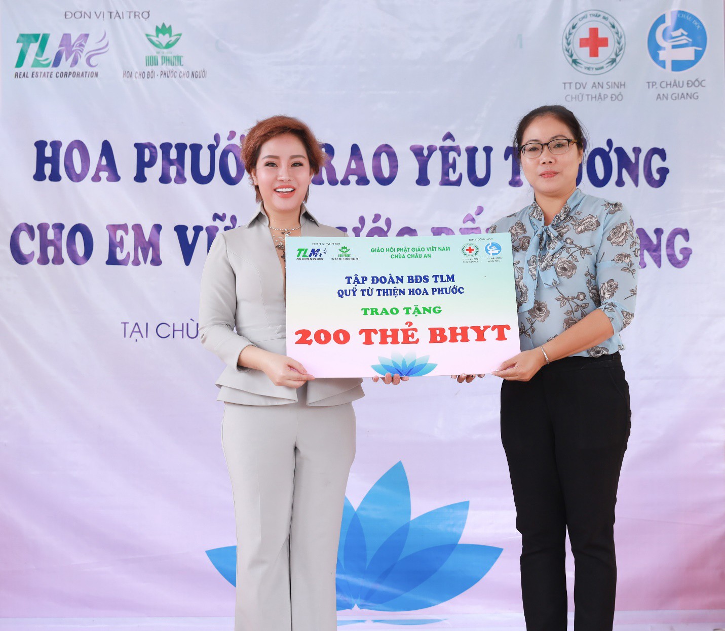 Nhà phát triển dự án King Bay tặng 200 thẻ BHYT cho học sinh nghèo An Giang - Ảnh 1.