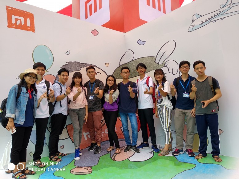 Vinh Vật Vờ và Tony Phùng đi tour vòng quanh các trường đại học cùng Xiaomi - Ảnh 1. Vinh Vật Vờ và Tony Phùng đi tour vòng quanh các trường đại học cùng Xiaomi - Ảnh 1.