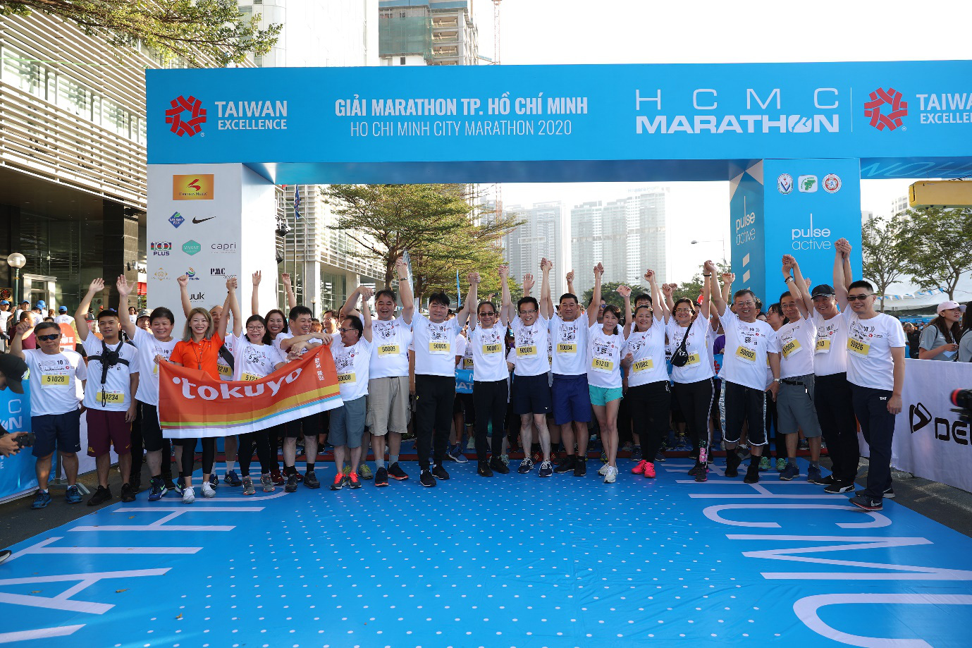 Những khoảnh khắc đẹp trên đường đua HCMC Marathon 2020 - Ảnh 1.