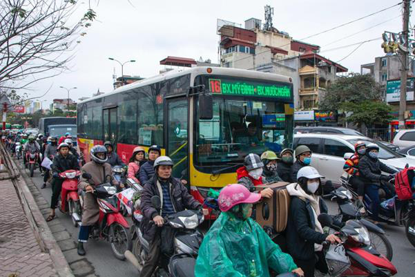 Thời tiết mịt mù, người Hà Nội lách qua từng con phố để về nhà ăn Tết - Ảnh 5.