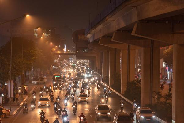 Thời tiết mịt mù, người Hà Nội lách qua từng con phố để về nhà ăn Tết - Ảnh 9.
