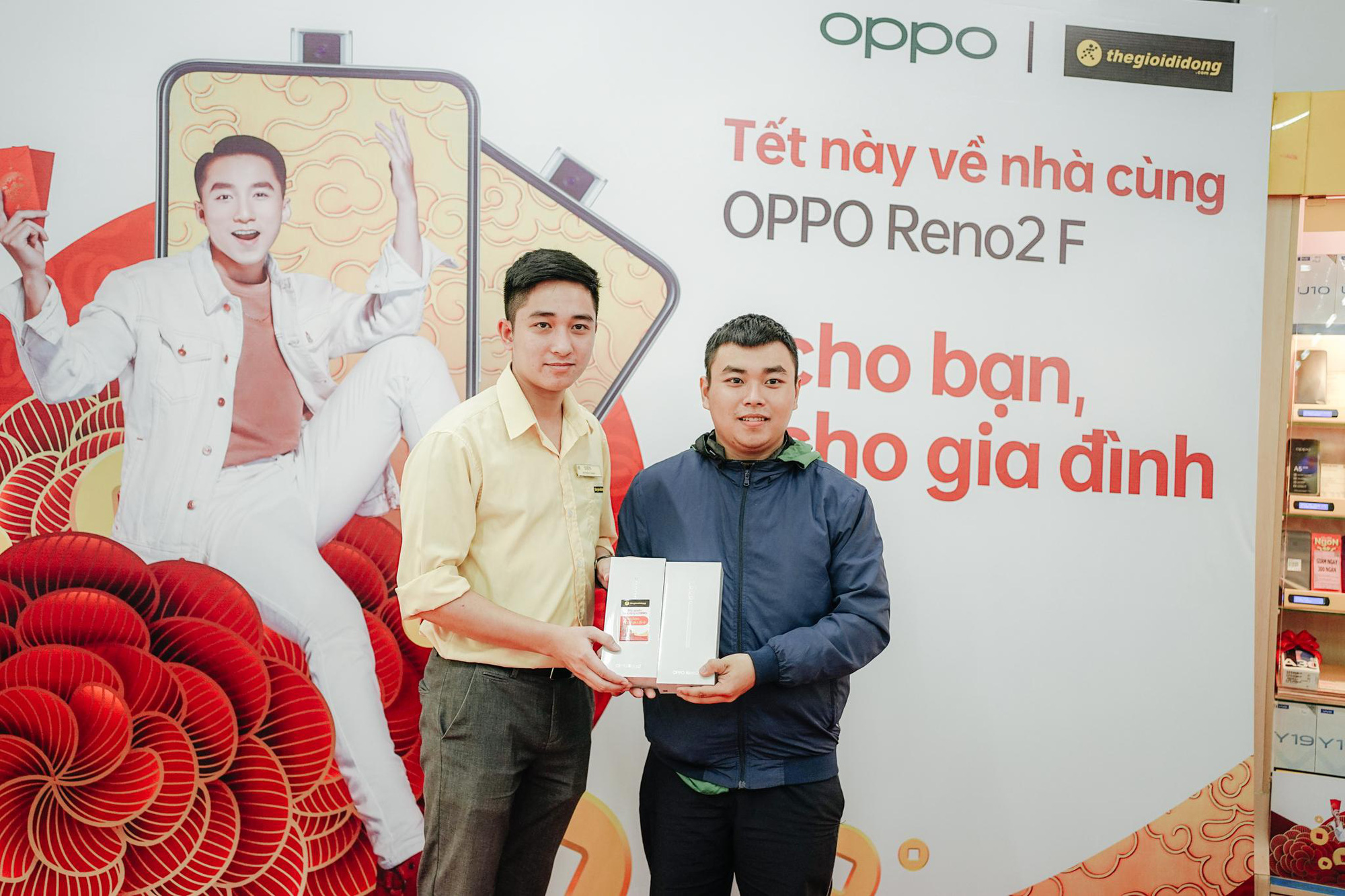 Bão xếp hàng mua 1 OPPO Reno2 F tới Hà Nội: Nữ sinh 20 tuổi “đóng cọc” 16 tiếng đồng hồ, dùng cả hai làm quà biếu bố mẹ - Ảnh 8.