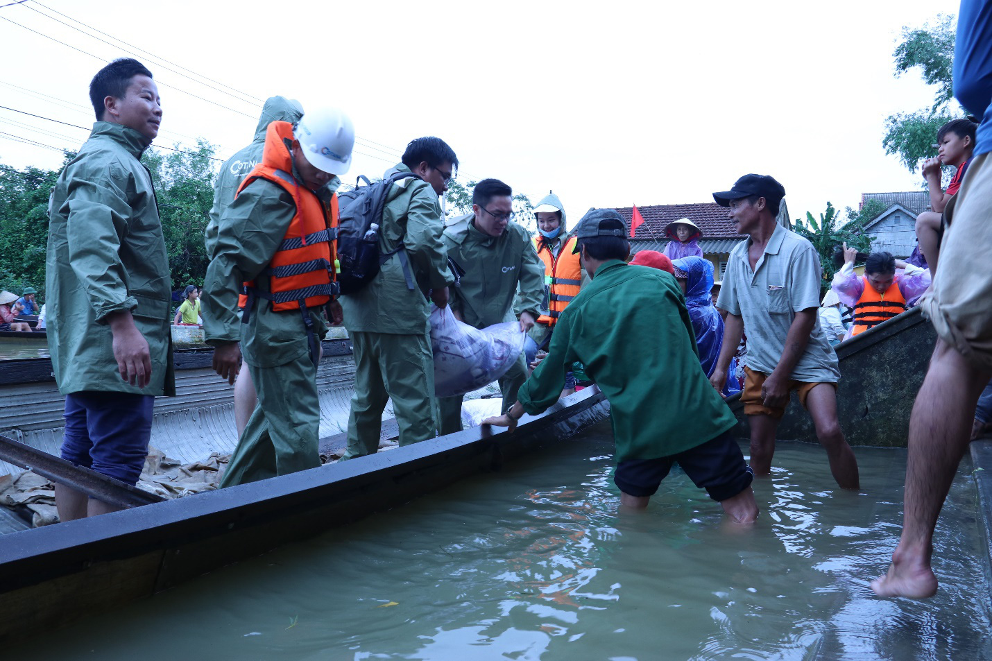 Cotana Group chung tay giúp đỡ đồng bào Thừa Thiên Huế bị lũ lụt - Ảnh 2.