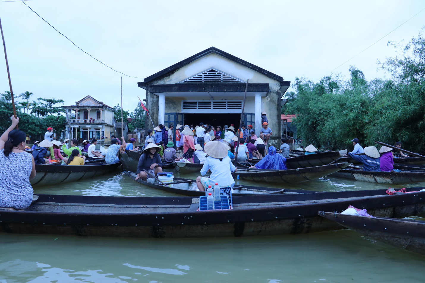 Cotana Group chung tay giúp đỡ đồng bào Thừa Thiên Huế bị lũ lụt - Ảnh 3.