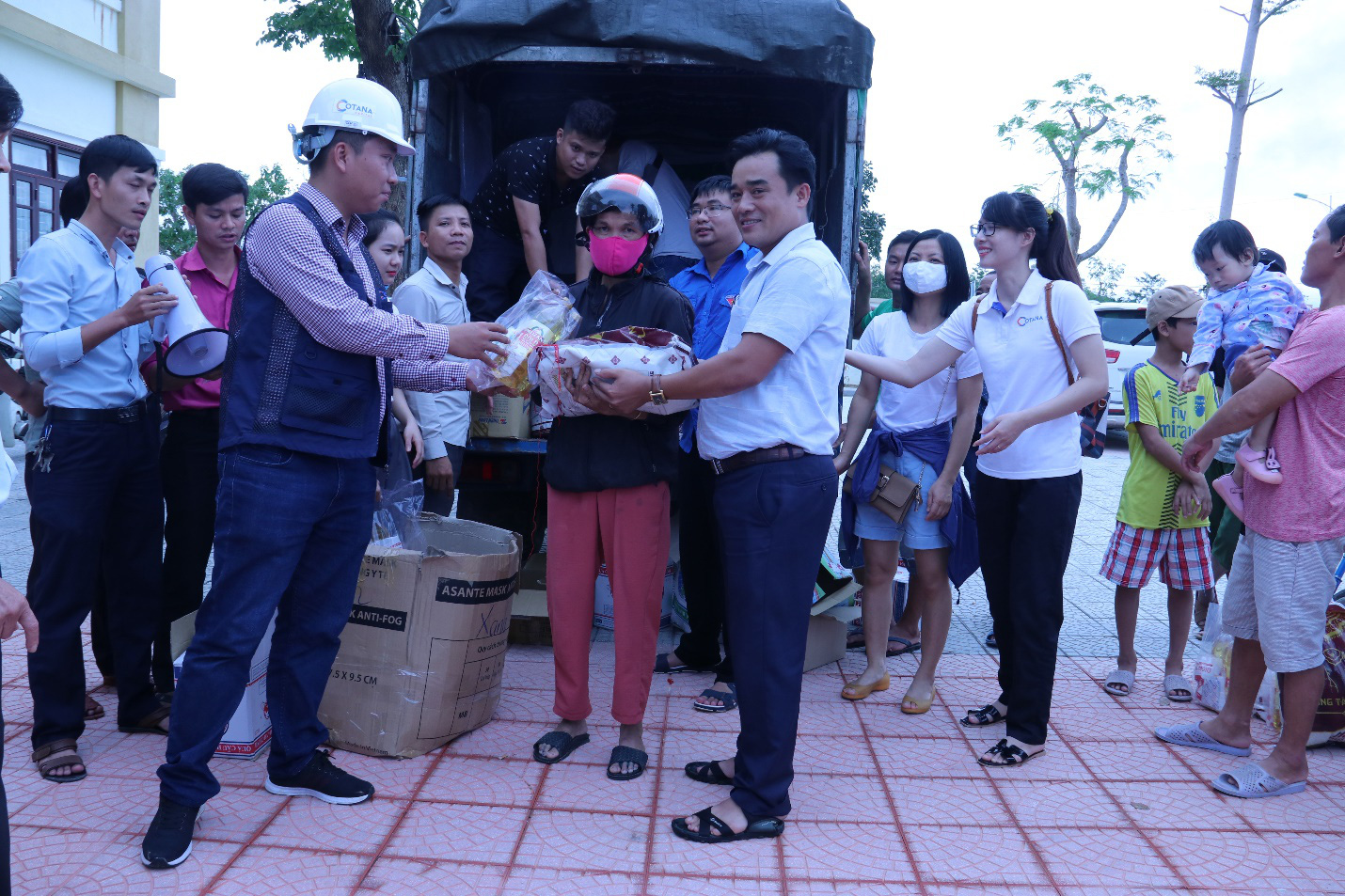 Cotana Group chung tay giúp đỡ đồng bào Thừa Thiên Huế bị lũ lụt - Ảnh 4.