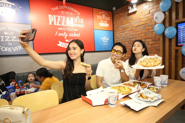 Sau Chung kết Rap Việt, Karik trở thành “Hoàng tử pizza” khuấy động buổi khai trương cửa hàng thứ 50 - Domino’s Phạm Hồng Thái - Ảnh 6.