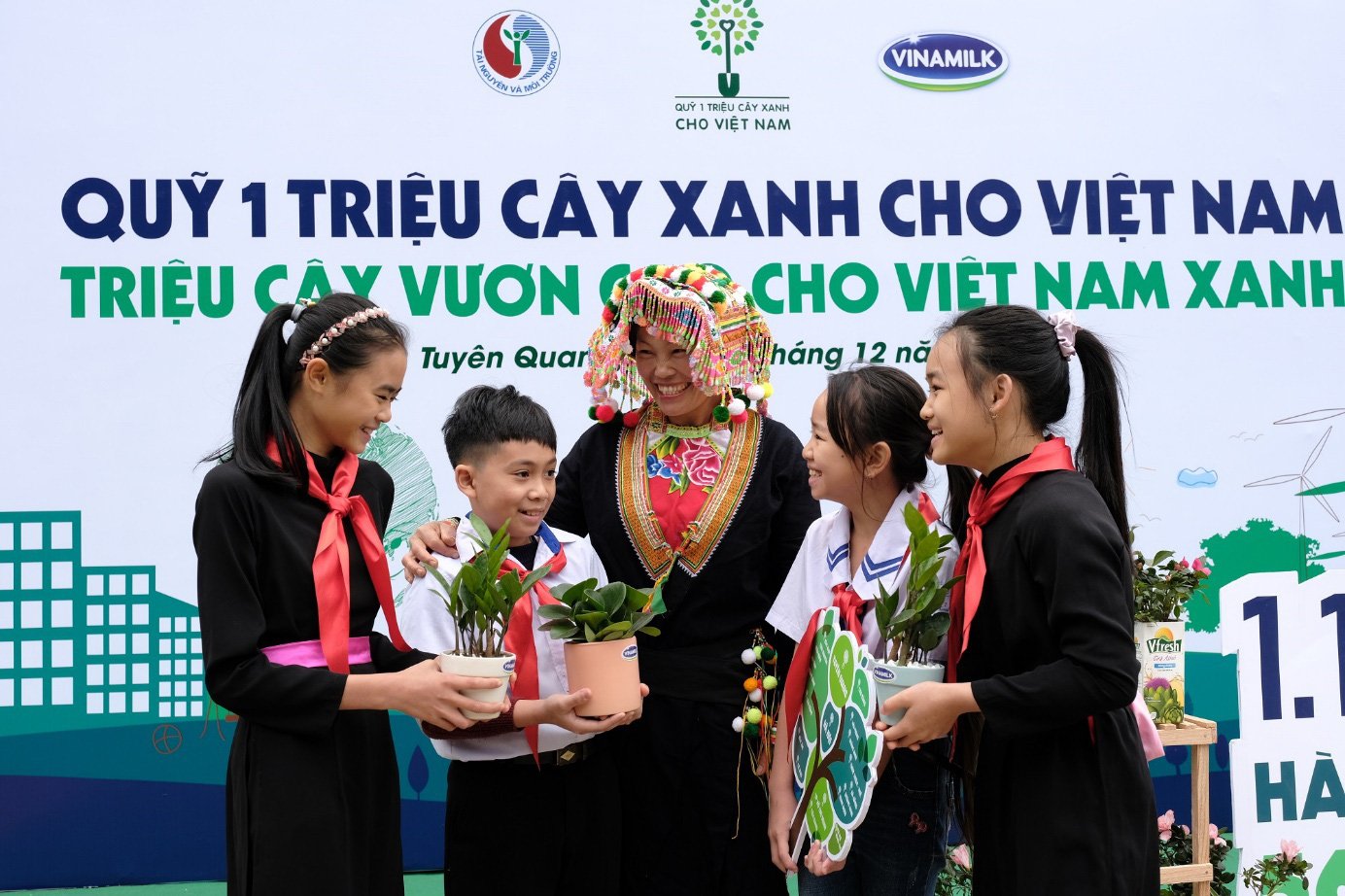 Trao tặng thêm 270.000 cây xanh, Vinamilk và Quỹ 1 triệu cây xanh cho Việt Nam chính thức hoàn thành mục tiêu đề ra - Ảnh 5. Trao tặng thêm 270.000 cây xanh, Vinamilk và Quỹ 1 triệu cây xanh cho Việt Nam chính thức hoàn thành mục tiêu đề ra - Ảnh 5.
