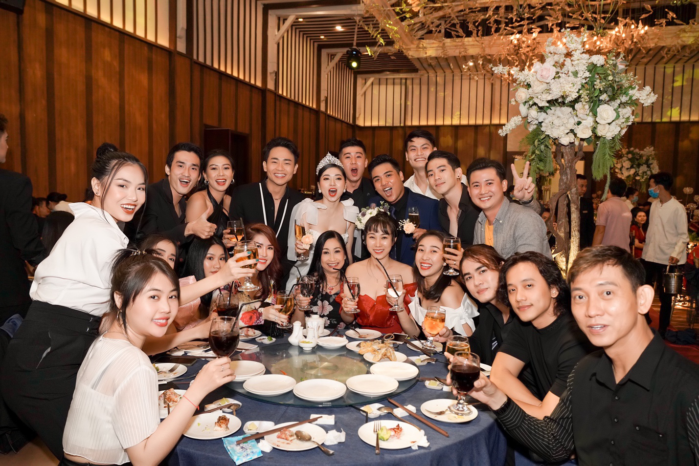 Dàn sao Việt dự tiệc cưới đạo diễn MV gây sốt “Người đến sau sẽ cho người tất cả” - Ảnh 4. Dàn sao Việt dự tiệc cưới đạo diễn MV gây sốt “Người đến sau sẽ cho người tất cả” - Ảnh 4.