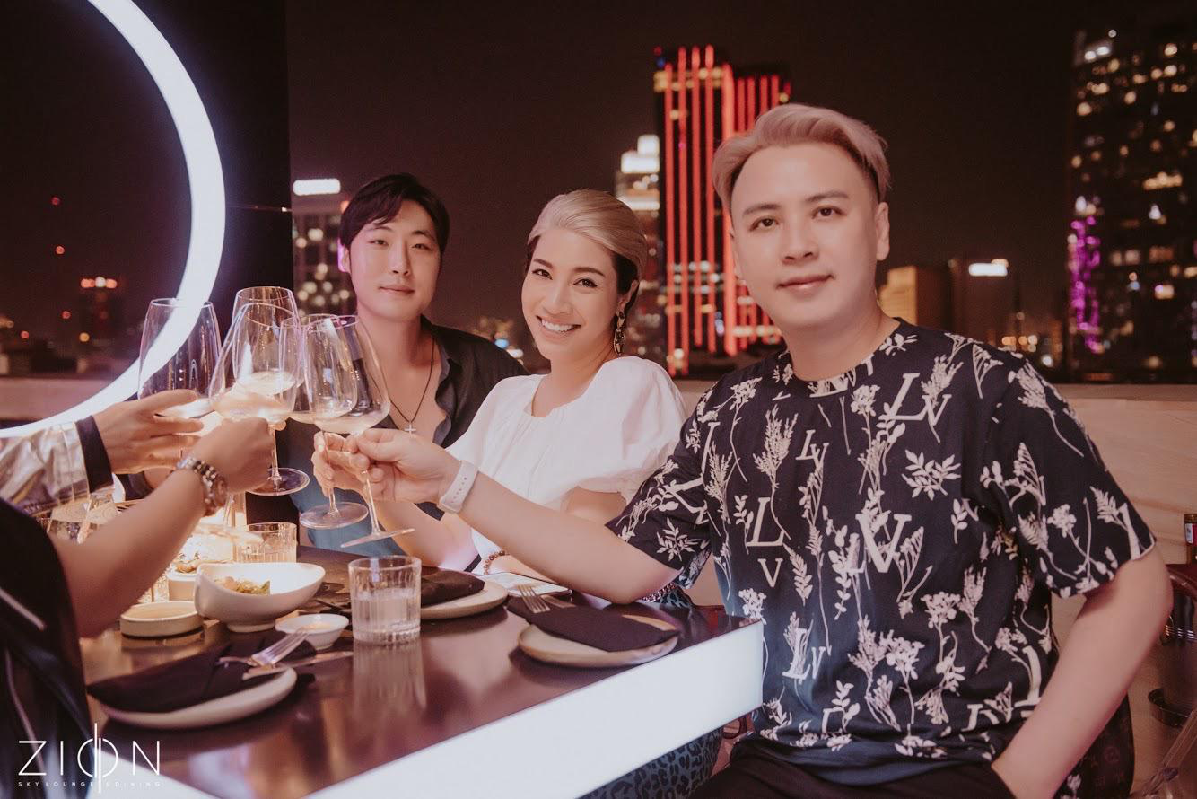 Zion Sky Lounge & Dining: Nhà hàng triệu đô view đỉnh của chóp xuất hiện trong MV của Soobin và Binz - Ảnh 9. Zion Sky Lounge & Dining: Nhà hàng triệu đô view đỉnh của chóp xuất hiện trong MV của Soobin và Binz - Ảnh 9.