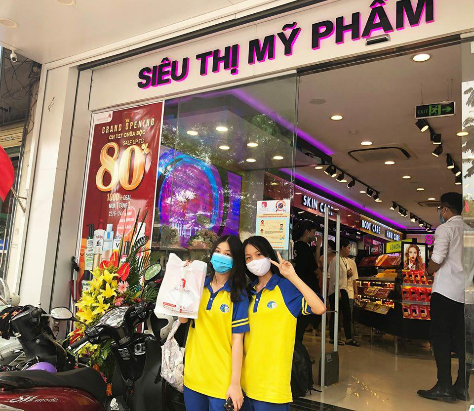 Giới trẻ “đu đưa quên lối” tại “thiên đường mỹ phẩm 0 Đồng” đình đám Hà Nội - Ảnh 4. Giới trẻ “đu đưa quên lối” tại “thiên đường mỹ phẩm 0 Đồng” đình đám Hà Nội - Ảnh 4.