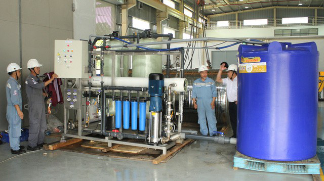 EVNGENCO 3 trao tặng hệ thống lọc nước nhiễm mặn tại Cà Mau - Ảnh 1.
