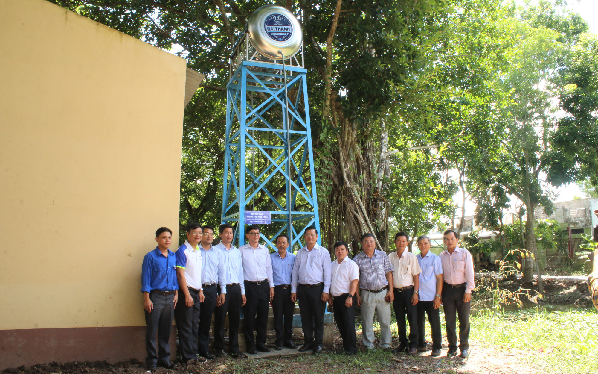 EVNGENCO 3 trao tặng hệ thống lọc nước nhiễm mặn tại Cà Mau - Ảnh 2.