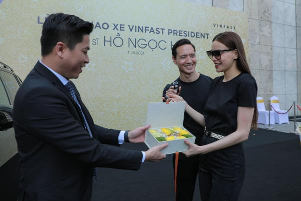 Hà Hồ, Kim Lý mua VinFast President, là sao Việt đầu tiên dùng trọn bộ 4 xe VinFast - Ảnh 1.