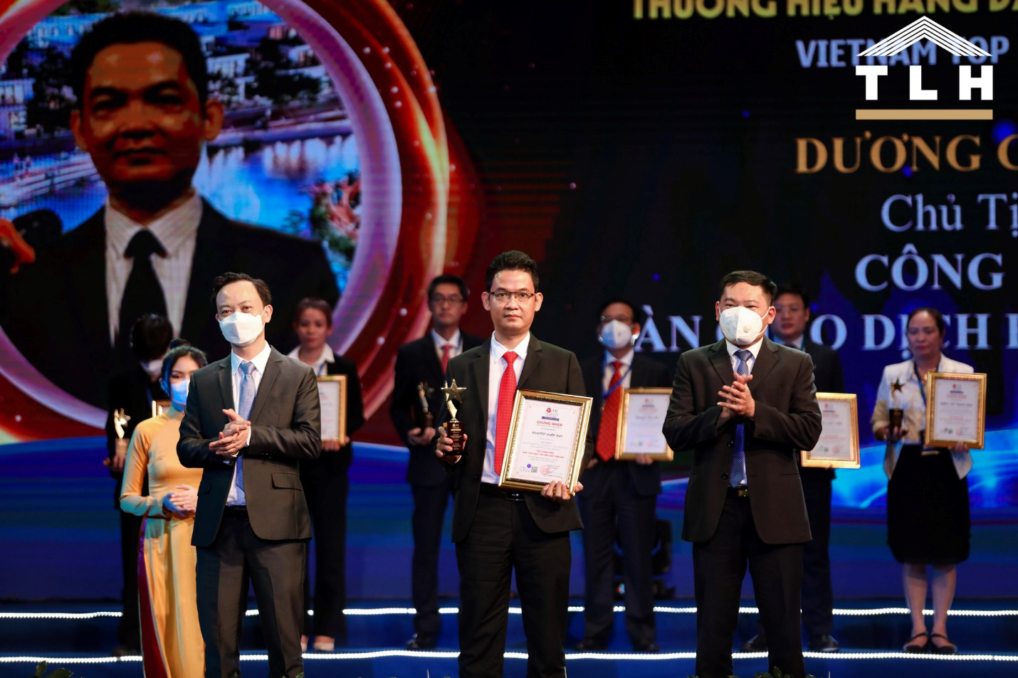 Công ty TLH nhận cú đúp giải thưởng tại “Thương hiệu hàng đầu Việt Nam 2021” - Ảnh 1.