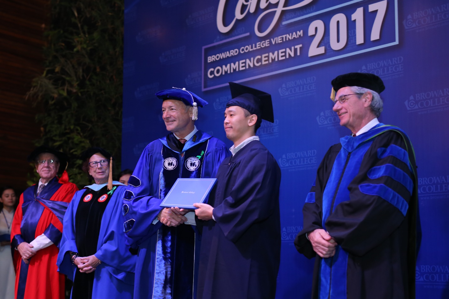 Chủ tịch và các đại diện cấp cao của Đại học Broward Hoa Kỳ trực tiếp tham dự buổi lễ đặc biệt cùng sinh viên Việt Nam. Chủ tịch và các đại diện cấp cao của Đại học Broward Hoa Kỳ trực tiếp tham dự buổi lễ đặc biệt cùng sinh viên Việt Nam.