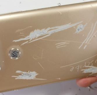 Lớp vỏ nhựa thì hoàn toàn ngược lại khi rất dễ bị trày xước và biến dạng.