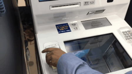 Lựa chọn xong xuôi, bạn có 30 giây để đặt điện thoại vào khay dành riêng cho Samsung Pay để rút tiền. Ảnh: CNET.