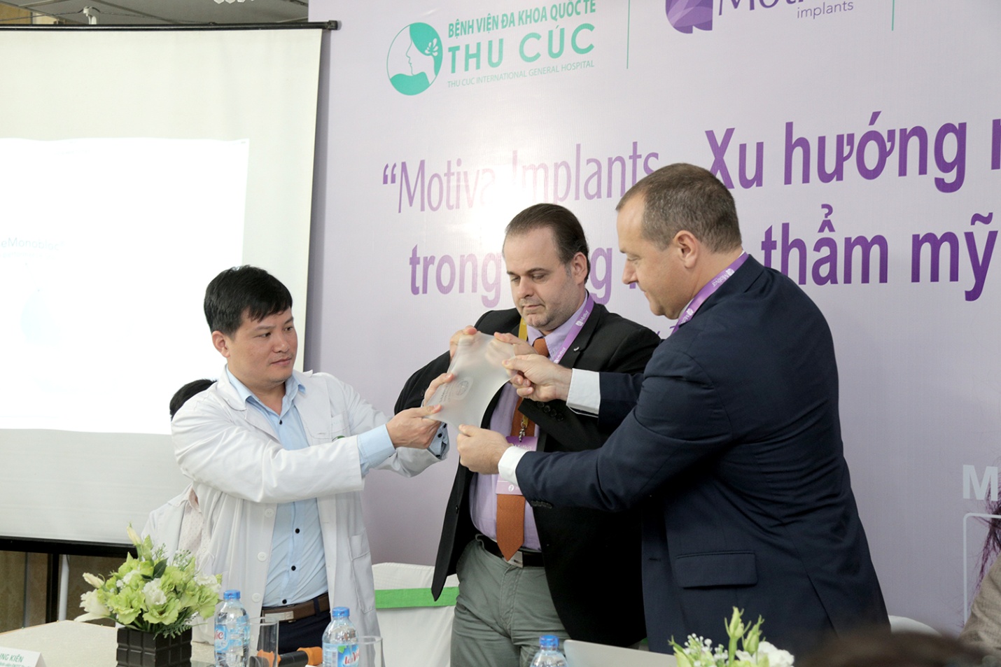 Phái đẹp Việt rủ nhau đến hội thảo nâng ngực thẩm mỹ cùng chuyên gia quốc tế - Ảnh 3. Phái đẹp Việt rủ nhau đến hội thảo nâng ngực thẩm mỹ cùng chuyên gia quốc tế - Ảnh 3.