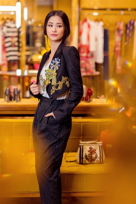 Đông Nhi hoá quý cô hàng hiệu sang chảnh với Dolce Gabbana - Ảnh 1. Đông Nhi hoá quý cô hàng hiệu sang chảnh với Dolce Gabbana - Ảnh 1.