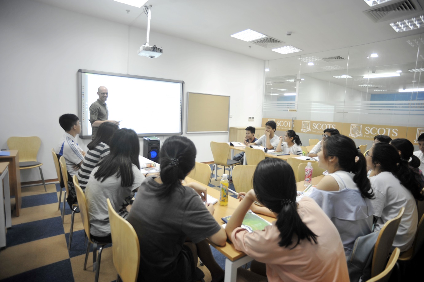 “Đột kích” trường luyện thi IELTS Scots English - Ảnh 1. “Đột kích” trường luyện thi IELTS Scots English - Ảnh 1.