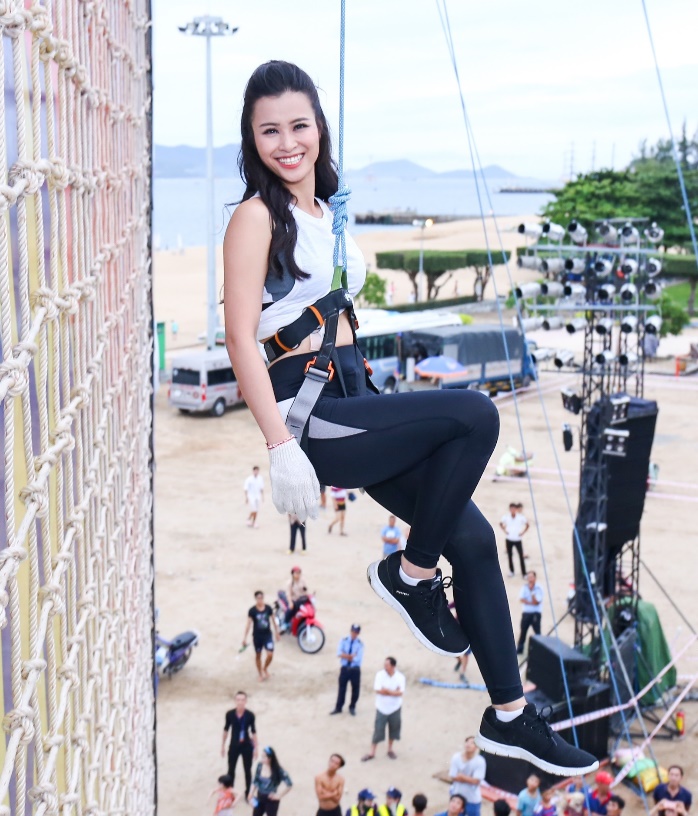 Đông Nhi hát “On Top” và biểu diễn vũ đạo nóng bỏng giữa không trung khiến fan sửng sốt - Ảnh 4. Đông Nhi hát “On Top” và biểu diễn vũ đạo nóng bỏng giữa không trung khiến fan sửng sốt - Ảnh 4.