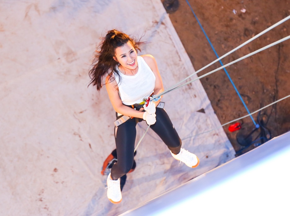 Đông Nhi hát “On Top” và biểu diễn vũ đạo nóng bỏng giữa không trung khiến fan sửng sốt - Ảnh 5. Đông Nhi hát “On Top” và biểu diễn vũ đạo nóng bỏng giữa không trung khiến fan sửng sốt - Ảnh 5.